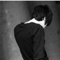 黑白背影的男生头像图片_WWW.WHOISQQ.COM