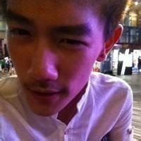 qq侧半身头像图片男生_WWW.WHOISQQ.COM