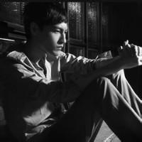 男生孤单伤感头像图片_WWW.WHOISQQ.COM