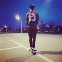 潮流的男生背影头像图片_WWW.WHOISQQ.COM