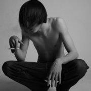 叼烟男生卡通头像图片_WWW.WHOISQQ.COM