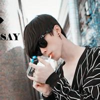 qq头像图片男生走在大街上_WWW.WHOISQQ.COM
