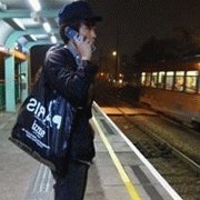 qq头像图片男生走在大街上_WWW.WHOISQQ.COM