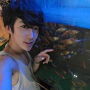 qq头像图片男生走在大街上_WWW.WHOISQQ.COM