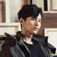 穿风衣的男生头像图片_WWW.WHOISQQ.COM