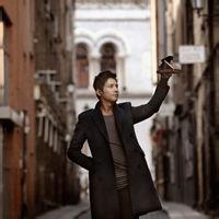 穿风衣的男生头像图片_WWW.WHOISQQ.COM