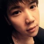 穿风衣的男生头像图片_WWW.WHOISQQ.COM