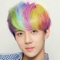 头发有颜色的男生头像图片_WWW.WHOISQQ.COM