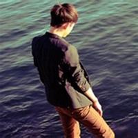一个人站海边男生头像图片_WWW.WHOISQQ.COM
