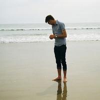 一个人站海边男生头像图片_WWW.WHOISQQ.COM