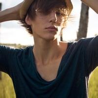 男生走在街上的头像图片_WWW.WHOISQQ.COM