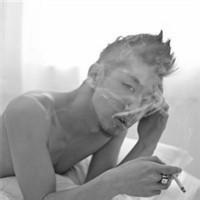 qq头像图片伤感男生点烟的_WWW.WHOISQQ.COM