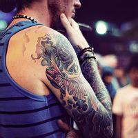 男生带背景头像图片_WWW.WHOISQQ.COM