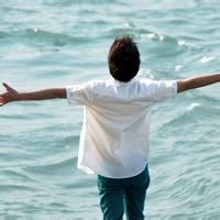 拿行李箱的男生头像图片_WWW.WHOISQQ.COM
