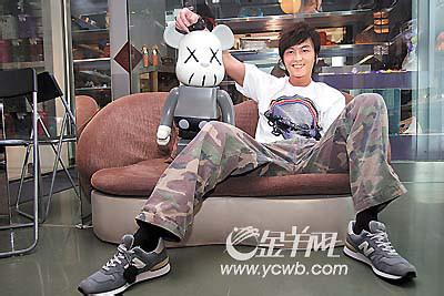 牛仔裤长腿男生头像图片_WWW.WHOISQQ.COM