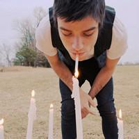 男生趴在桌上头像图片_WWW.WHOISQQ.COM