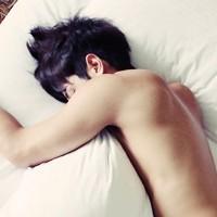 男生趴在桌上头像图片_WWW.WHOISQQ.COM