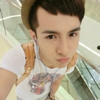 男生趴在桌上头像图片_WWW.WHOISQQ.COM