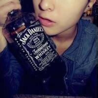 qq男生带酒瓶头像图片_WWW.WHOISQQ.COM