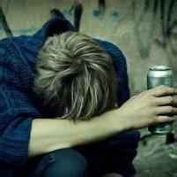 qq男生带酒瓶头像图片_WWW.WHOISQQ.COM