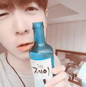qq男生带酒瓶头像图片_WWW.WHOISQQ.COM