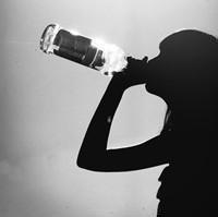 qq男生带酒瓶头像图片_WWW.WHOISQQ.COM
