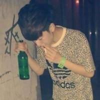 qq男生带酒瓶头像图片_WWW.WHOISQQ.COM