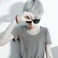 v行手势男生头像图片_WWW.WHOISQQ.COM