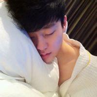 男生苦笑流泪头像图片_WWW.WHOISQQ.COM
