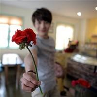 qq头像图片拿花男生_WWW.WHOISQQ.COM