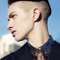 qq头像图片拿花男生_WWW.WHOISQQ.COM