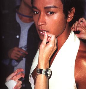 拿着手枪的男生头像图片_WWW.WHOISQQ.COM