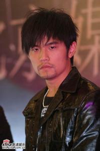 拿着手枪的男生头像图片_WWW.WHOISQQ.COM
