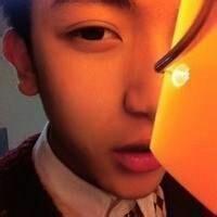 带小雨的qq男生头像图片_WWW.WHOISQQ.COM