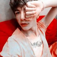 手捂着脸的 男生头像图片_WWW.WHOISQQ.COM