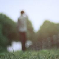 qq头像图片男生背影日光_WWW.WHOISQQ.COM