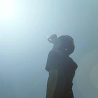 qq头像图片男生背影日光_WWW.WHOISQQ.COM