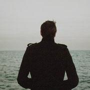 qq头像图片男生背影日光_WWW.WHOISQQ.COM