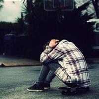 qq头像图片男生孤独哭的_WWW.WHOISQQ.COM