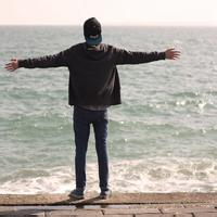 qq头像图片男生孤独哭的_WWW.WHOISQQ.COM
