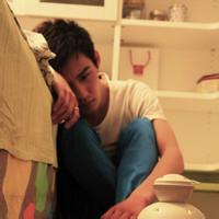 qq头像图片男生孤独哭的_WWW.WHOISQQ.COM
