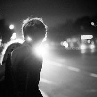 qq头像图片男生孤独哭的_WWW.WHOISQQ.COM