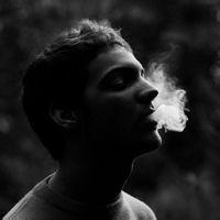 男生黑色抽烟伤感头像图片_WWW.WHOISQQ.COM