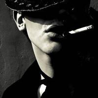 男生黑色抽烟伤感头像图片_WWW.WHOISQQ.COM