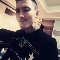 穿嘻哈装的男生头像图片_WWW.WHOISQQ.COM