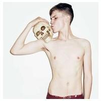 崩溃的男生头像图片_WWW.WHOISQQ.COM