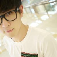 qq头像图片男生t恤上身_WWW.WHOISQQ.COM