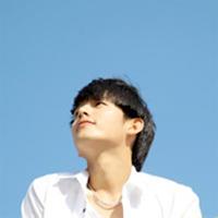 天空背景的男生头像图片_WWW.WHOISQQ.COM