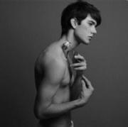 黑白颓废男生头像图片_WWW.WHOISQQ.COM