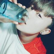 qq男生酒瓶头像图片_WWW.WHOISQQ.COM